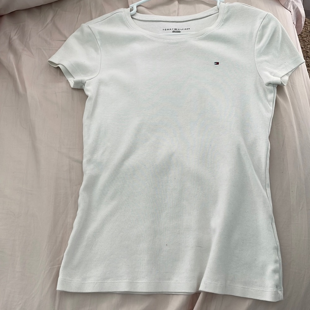 Tommy Hilfiger white basic shirt with logo size medium